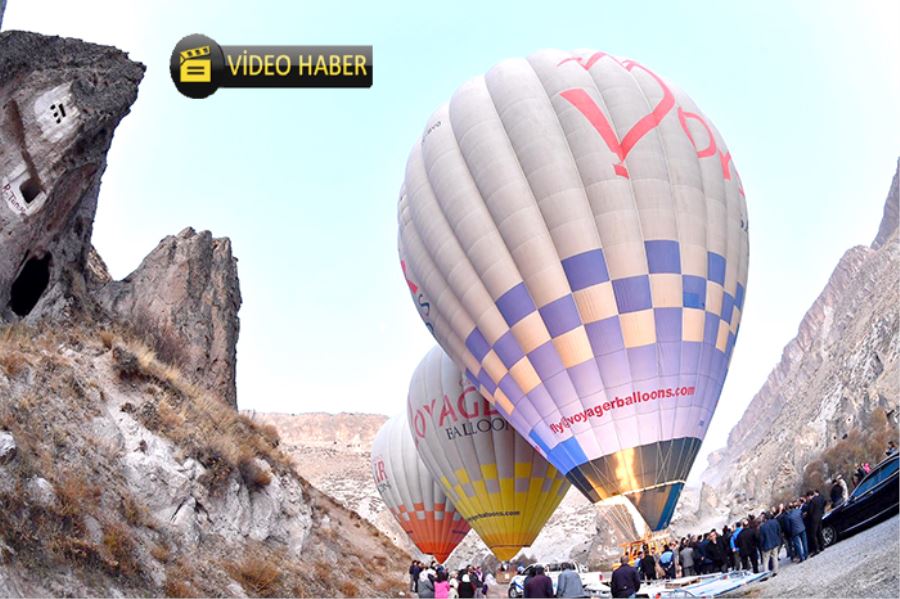 Sıcak hava balonları gökyüzüyle buluştu 