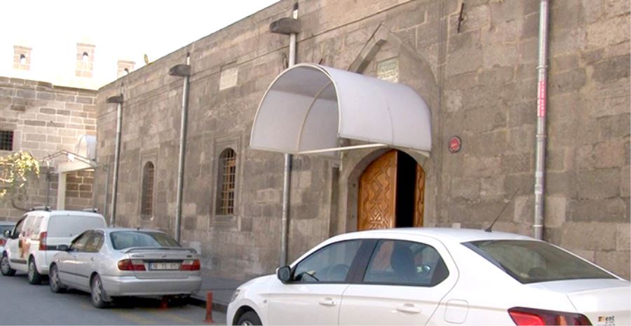 884 yıllık caminin kapı üstlerine tente yapıldı 