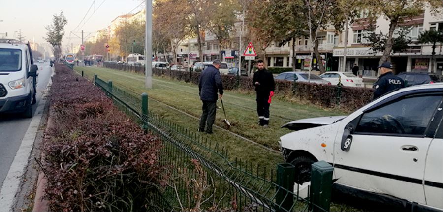 Direksiyon hakimiyeti kaybolan otomobil tramvay yoluna girdi 