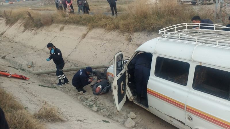 Kayseri’de minibüs kanala düştü: 3 yaralı