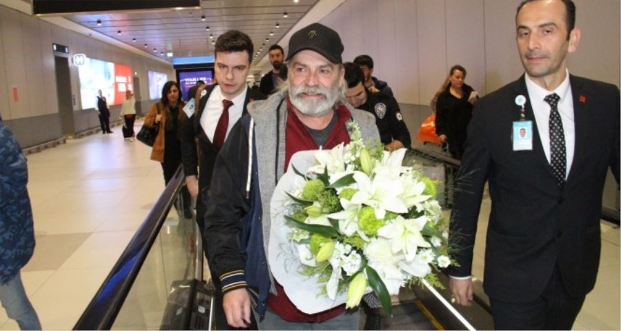 Haluk Bilginer, Türkiye’ye döndü.