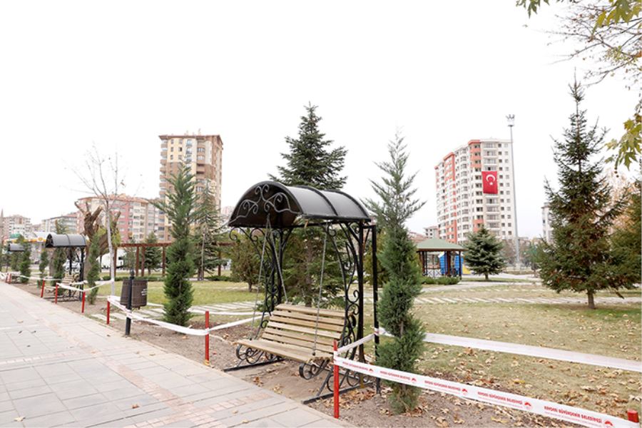 Parklarda farklı banklar 
