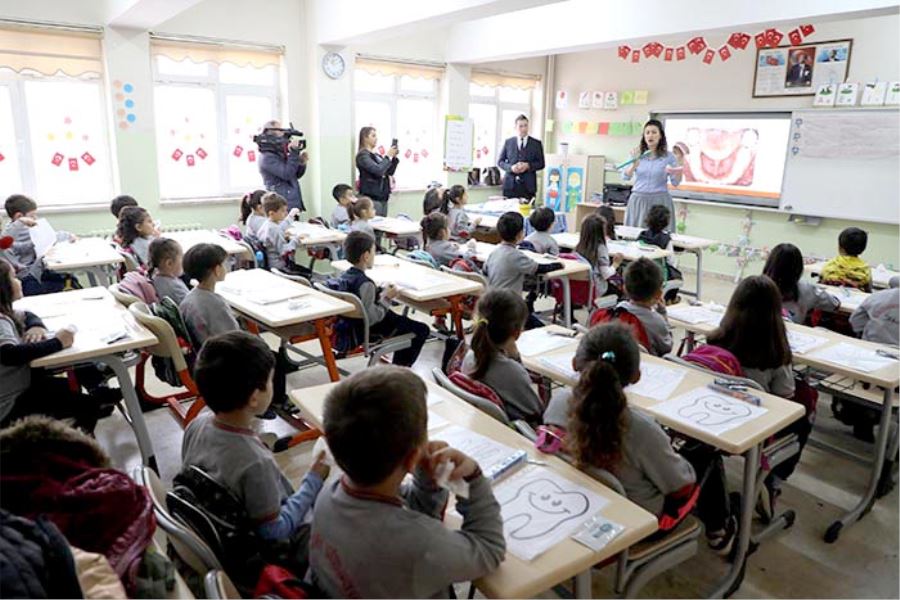 Diş sağlığı ile ilgili farkındalık oluşturmak için diş fırçası dağıtıldı 