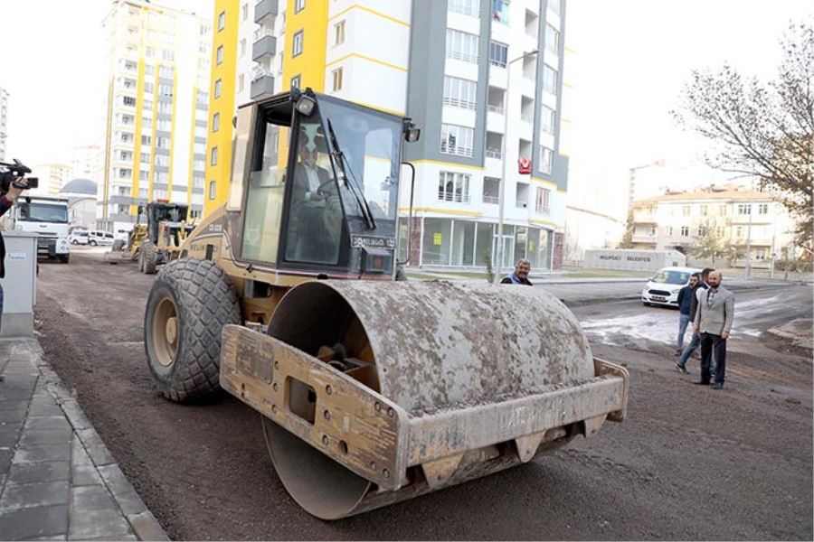 Başkan Palancıoğlu, silindir aracı sürerek çalışmalara katıldı 