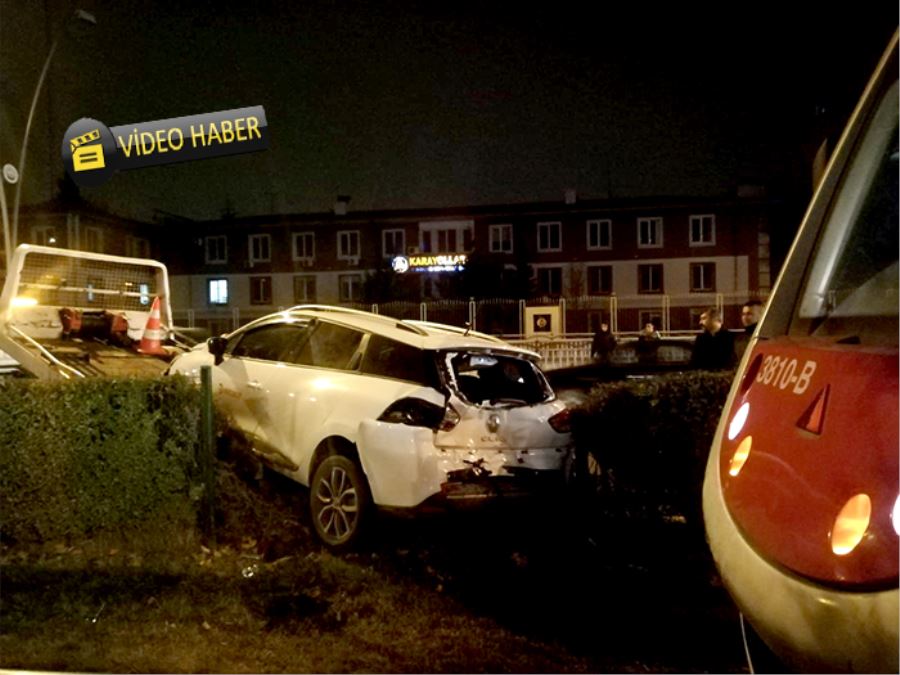 Otomobil tramvay yoluna girdi: 1 yaralı 