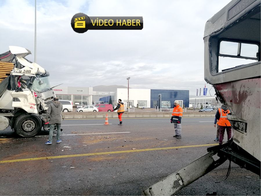 Tır durakta yolcu alan halk otobüsüne çarptı: 11 yaralı