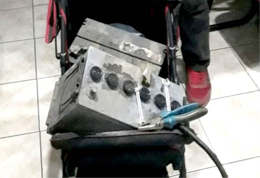 Akü hırsızı, çaldığı aküleri bebek arabasıyla götürürken yakalandı 