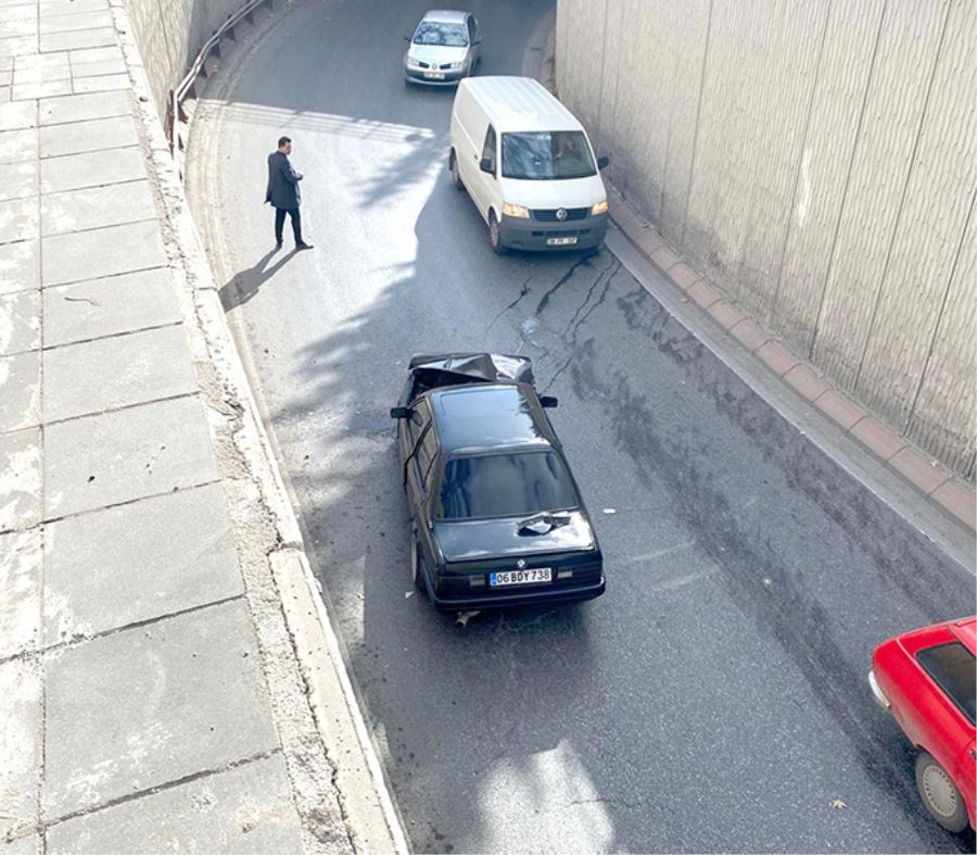 Alt geçitte virajı alamayan otomobil, bariyerlere çarptı