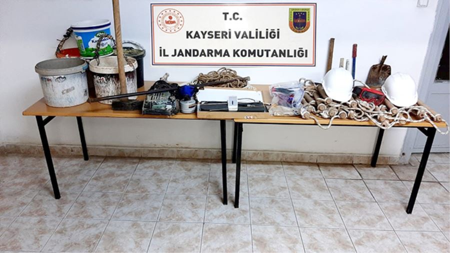 Kaçak kazı yaparken suçüstü yakalandılar 