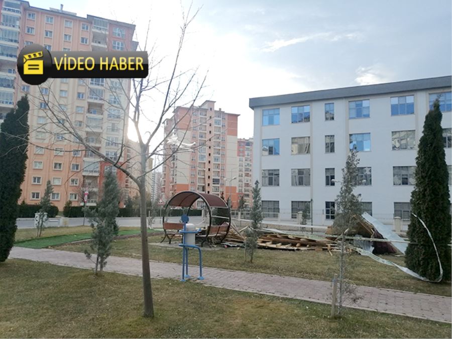 Şiddetli rüzgar çatıları uçurdu 