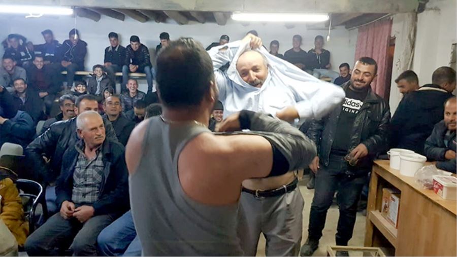 Tik hastalığı herkesi güldürüyor, onu üzüyor 