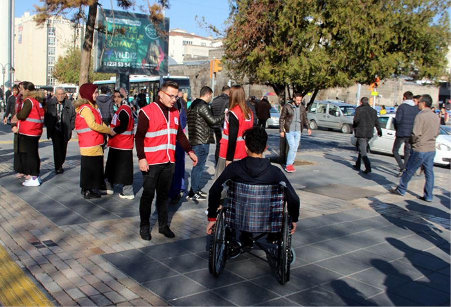 Genç Kızılay üyeleri engelliler için farkındalık oluşturdu 