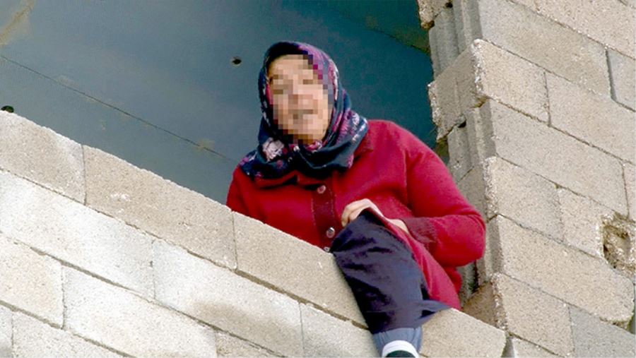 Polis ekipleri 4. kattan atlamak isteyen kadını kurtardı 
