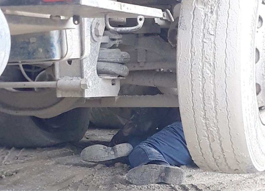 Kamyonun altında kalan işçi hayatını kaybetti 