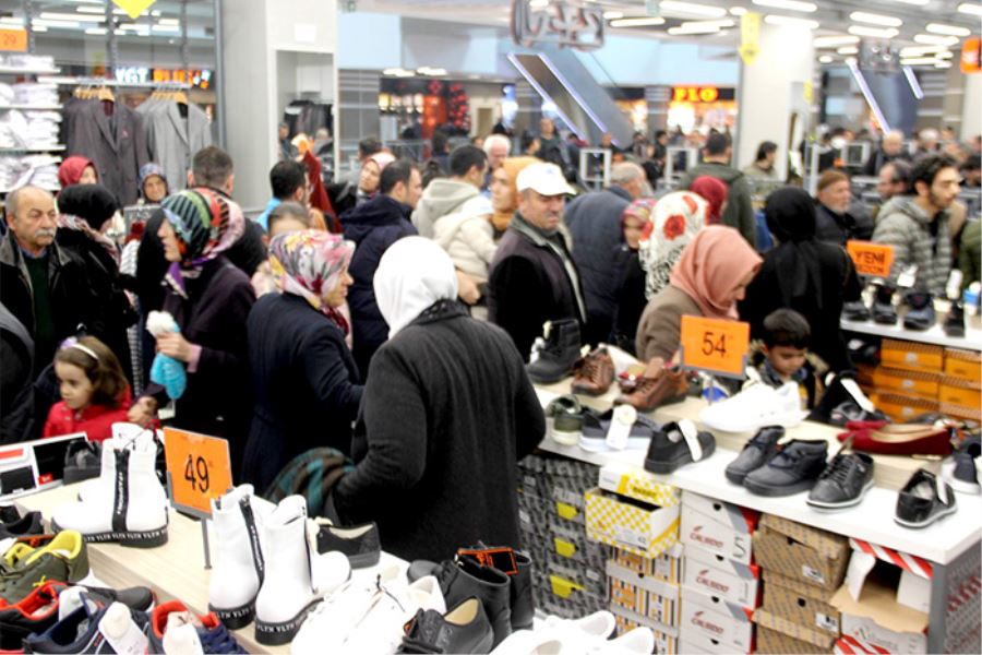 KAYSERmall Outlet’te indirimli alışveriş yoğunluğu 