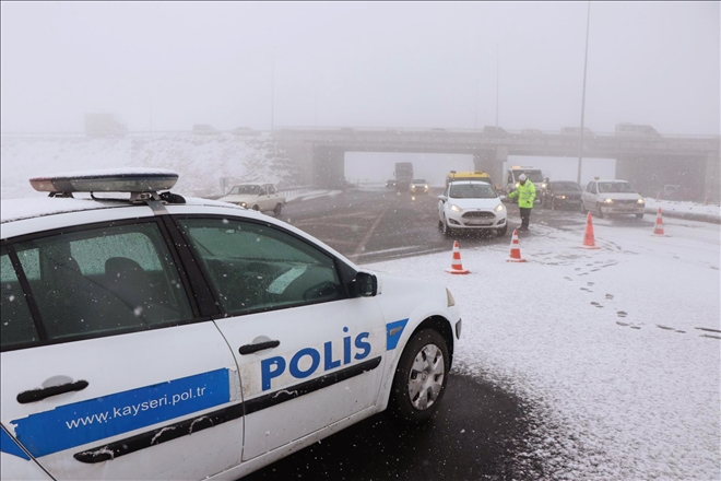 Kayseri´de ulaşıma kar ve tipi engeli 