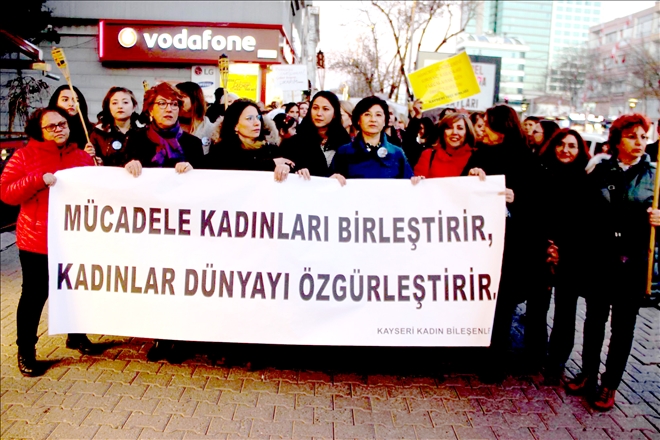 Kadınlar meşalelerle yürüdü 