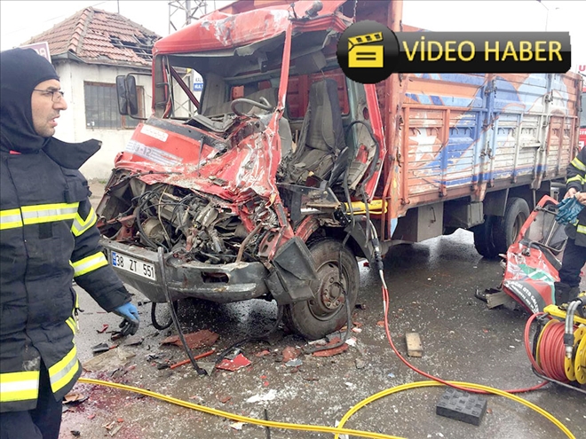 Kazada sıkışan kamyon şoförü ağır yaralandı 