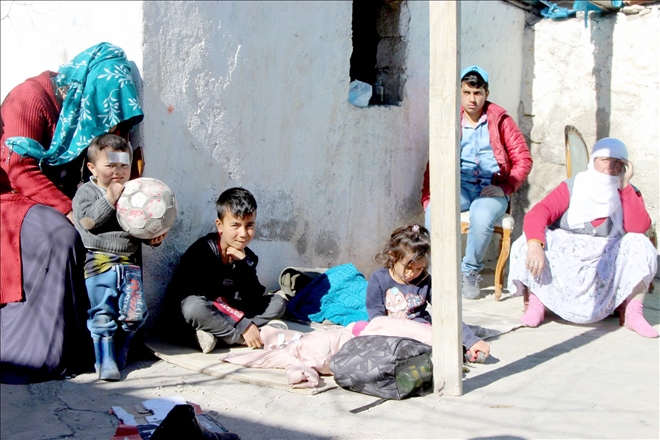 Evleri yanan aile kömürlükte yatıyor 