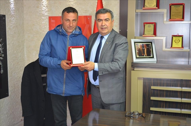 BAŞKAN EROĞLU´NDAN MUHTARLARA PLAKET