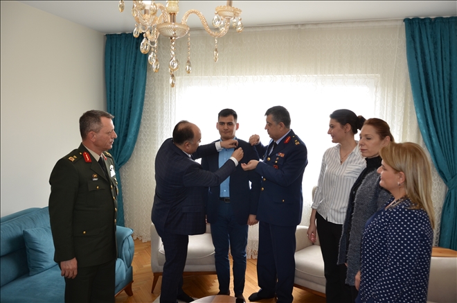 Vali Günaydın Terörle Mücadele Gazisine Rozetini Taktı 