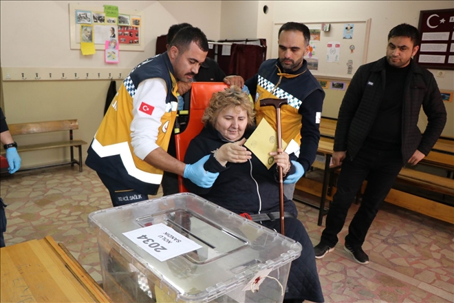 Hastalar 112 ambulansları sayesinde oy kullanabildi 
