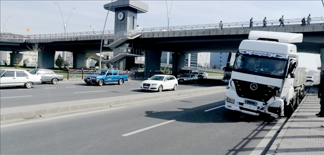 Sürücüsü kalp krizi geçiren tır, köprü ayağına çarptı 