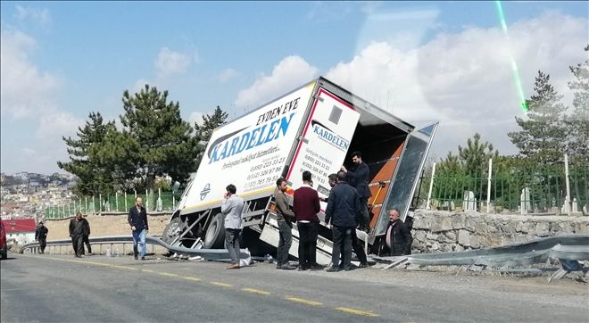Sürücüsünün direksiyon hakimiyeti kaybettiği kamyon duvara çarptı: 1 yaralı 