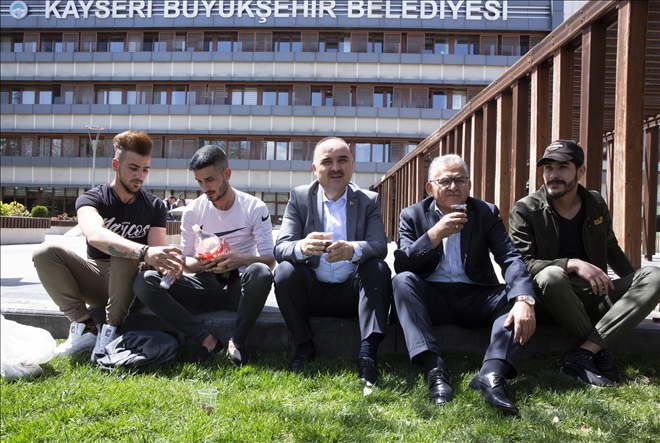 Vali Günaydın ve Başkan Büyükkılıç gençlerler bir araya geldi 