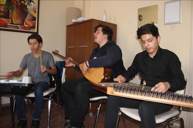 Hasta çocukların ve yaşlıların gönüllü müzik grubu 