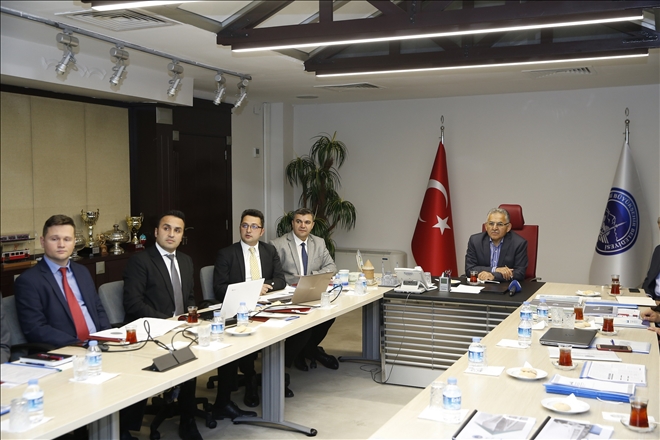 Başkan Büyükkılıç, gece yarılarına uzanan toplantılarına devam ediyor 