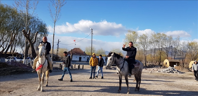 Piknikçiler Doğa İle İç İçe Olmanın Keyfini Burada Çıkarıyor 
