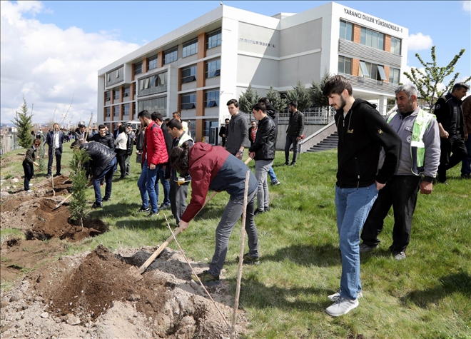 ERÜ´de ´Kampüse İzini Bırak´ Etkinliği Kapsamında Fidan Dikildi 