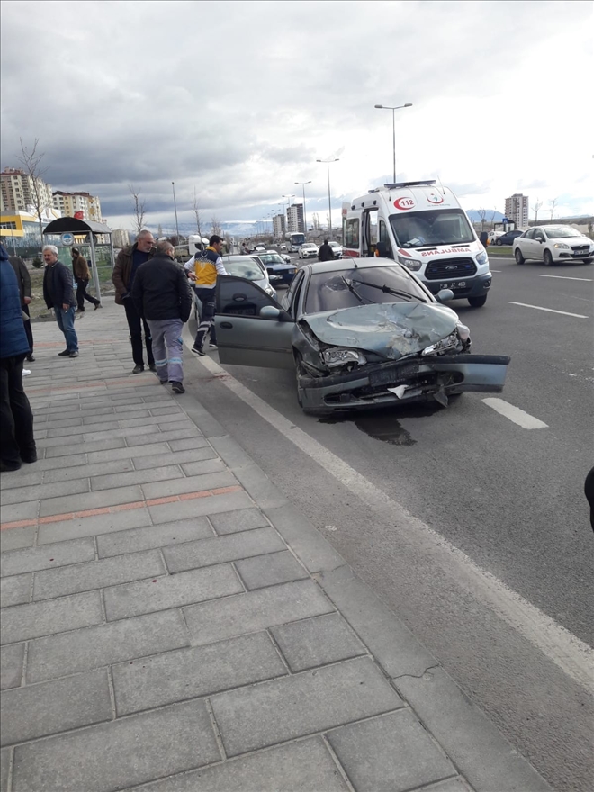 İki aracın karıştığı trafik kazasında 5 kişi yaralandı 
