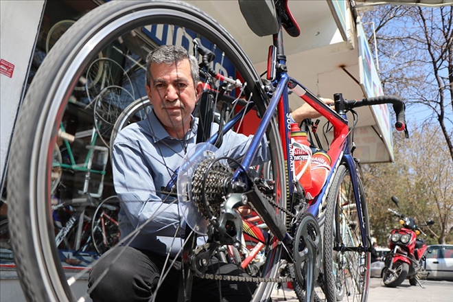 Baba Mesleğini 49 Yıldır Pedallıyor 