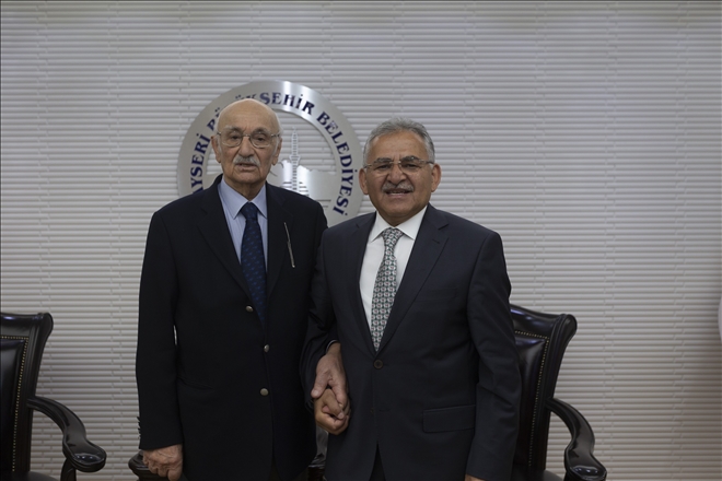 Çekül Vakfı Başkanı Metin Sözen, ?Dünya Durdukça Sinan? konulu bir konferans verdi 