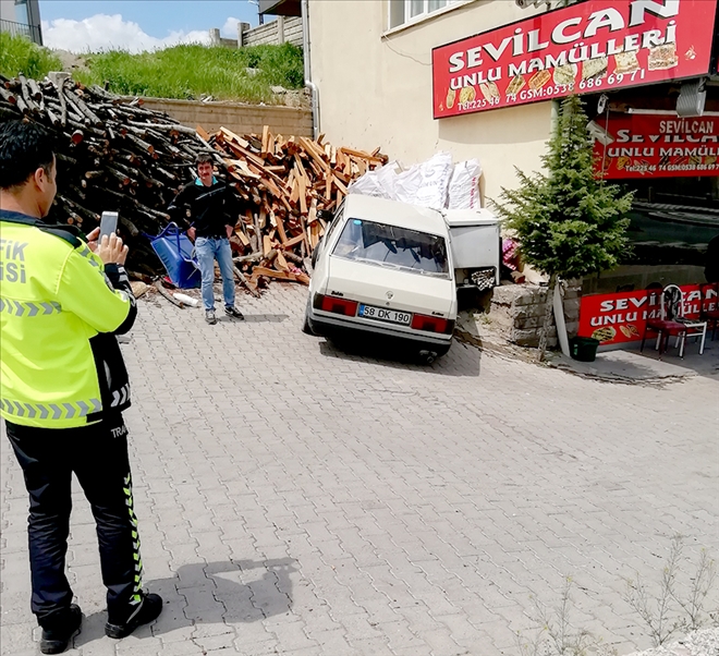 Kontrolünü Kaybeden Araç Odunlara Çarparak Durabildi 