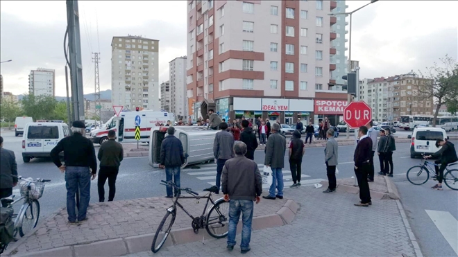 Vatandaşlar yan yatan kamyonetten yaralıları böyle çıkardı 