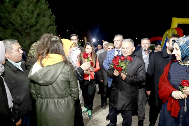 Başkan Büyükkılıç annelere çiçek, çocuklara hediye verdi 