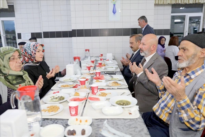Başkan Çolakbayrakdar İftarını Huzurevi Sakinleri İle Açtı
