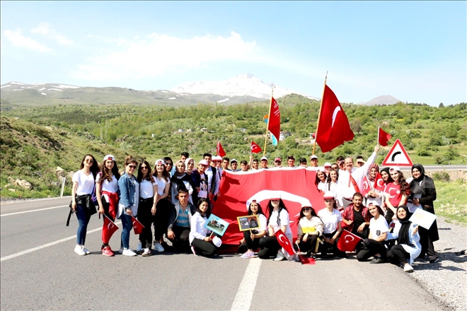 Liseli öğrencilerden ve öğretmenlerden ´100. yılında 1000 adım´ gençlik yürüyüşü 