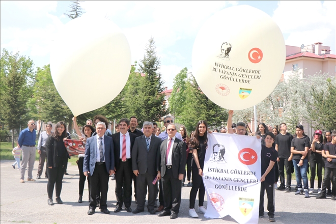 Kayseri´de meteoroloji balonunu lise öğrencileri uçurdu 