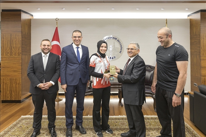 Başkan Büyükkılıç şampiyonu ödüllendirdi 