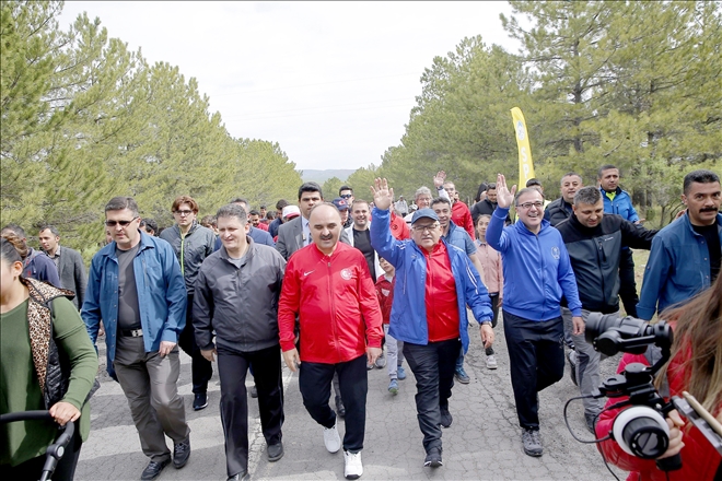 Büyükşehir Belediyesi, Sarımsaklı Barajı´nda doğa yürüyüşü ve fidan dikme etkinliği yaptı 