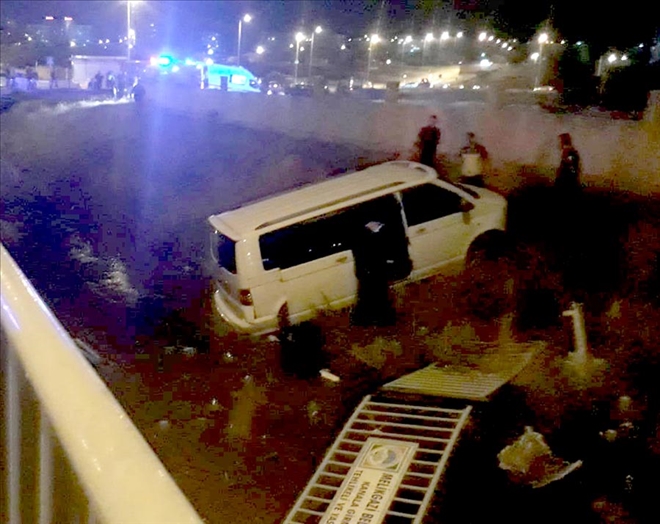 Minibüs kanala uçtu: 7 yaralı 