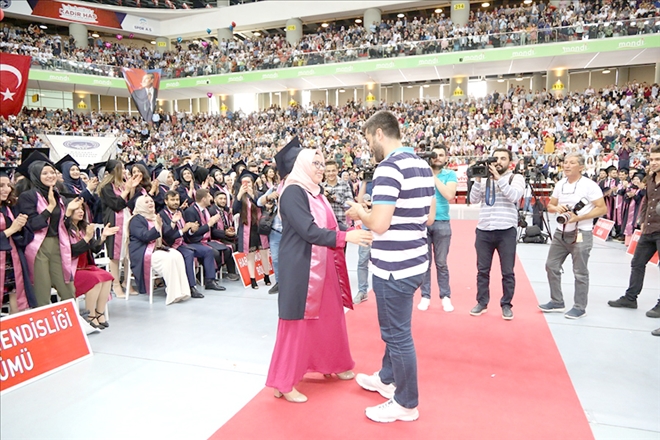 Diploma beklerken yüzük geldi 