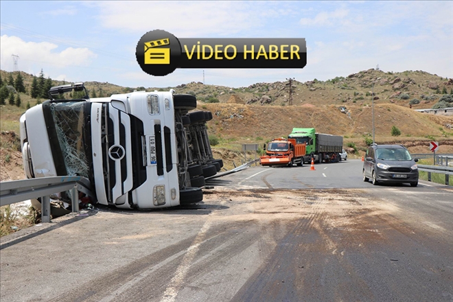 Bariyer, devrilen tıra ok gibi saplandı 