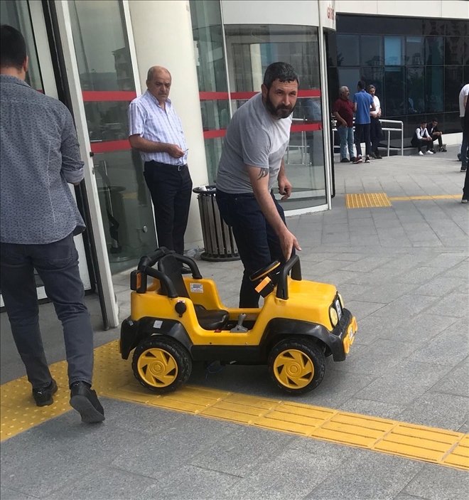 Avukat duruşmada savunmasını akülü çocuk arabası ile yaptı 