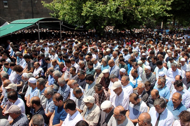Binlerce kişi Mursi için gıyabi namazında saf tuttu 