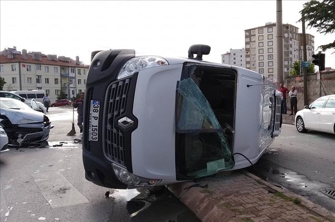Servis minibüsü yan yattı: 2 yaralı 